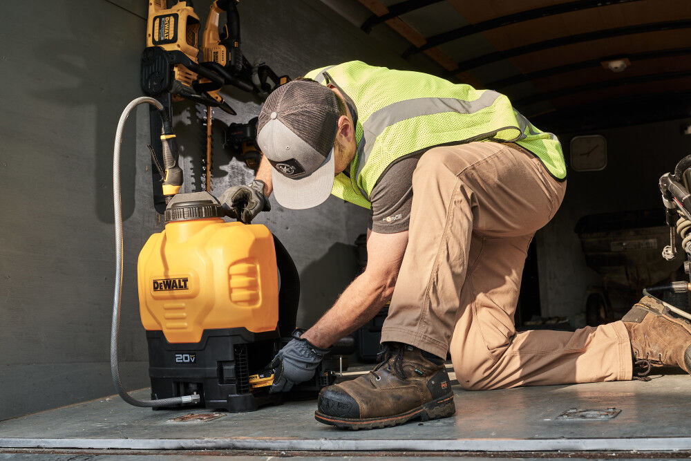 DEWALT 20V MAX Cordless Backpack Sprayer – 4 Gallon Kit with 2Ah Battery & Charger, DXSP190681