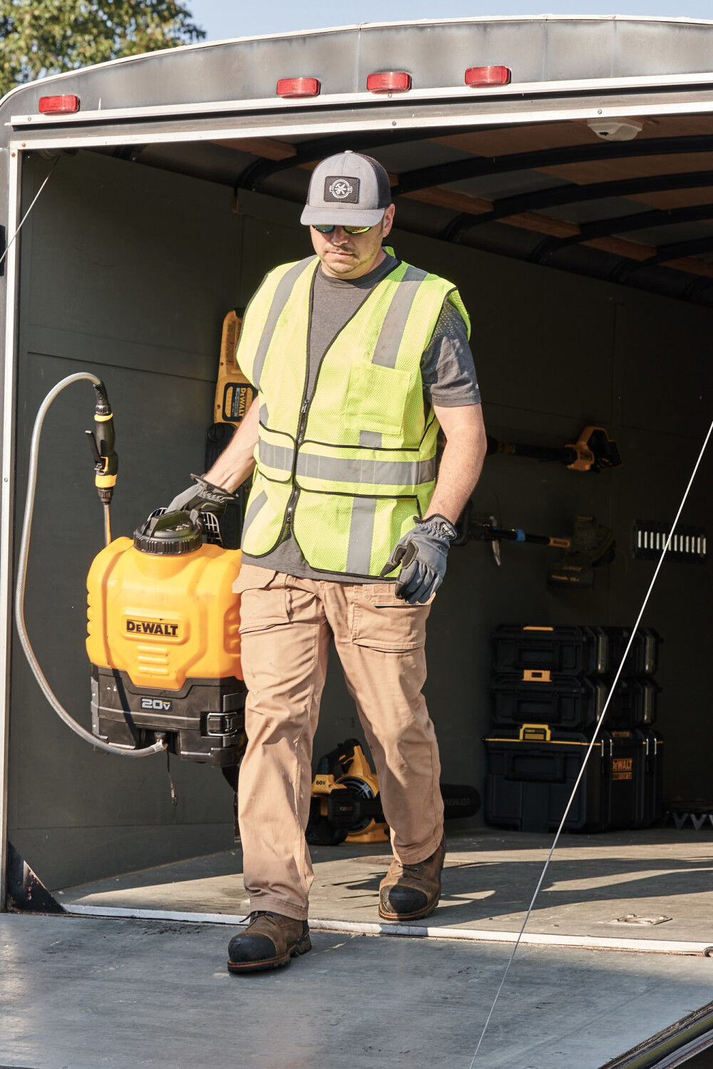 DEWALT 20V MAX Cordless Backpack Sprayer – 4 Gallon Kit with 2Ah Battery & Charger, DXSP190681